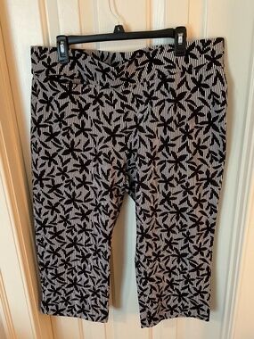 Lands' End Black & White Geometric Capris